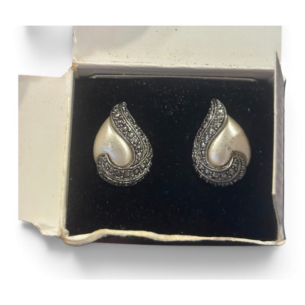 Avon Teardrop Pearl Clip Earrings w/ Box Cream Gold Tone Vintage 1980s
